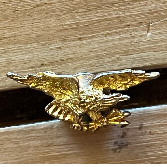 Vintage Gold Tone Eagle Pin. Wings Spread. Flying. Birds. jewelry - Picture 2 of 4